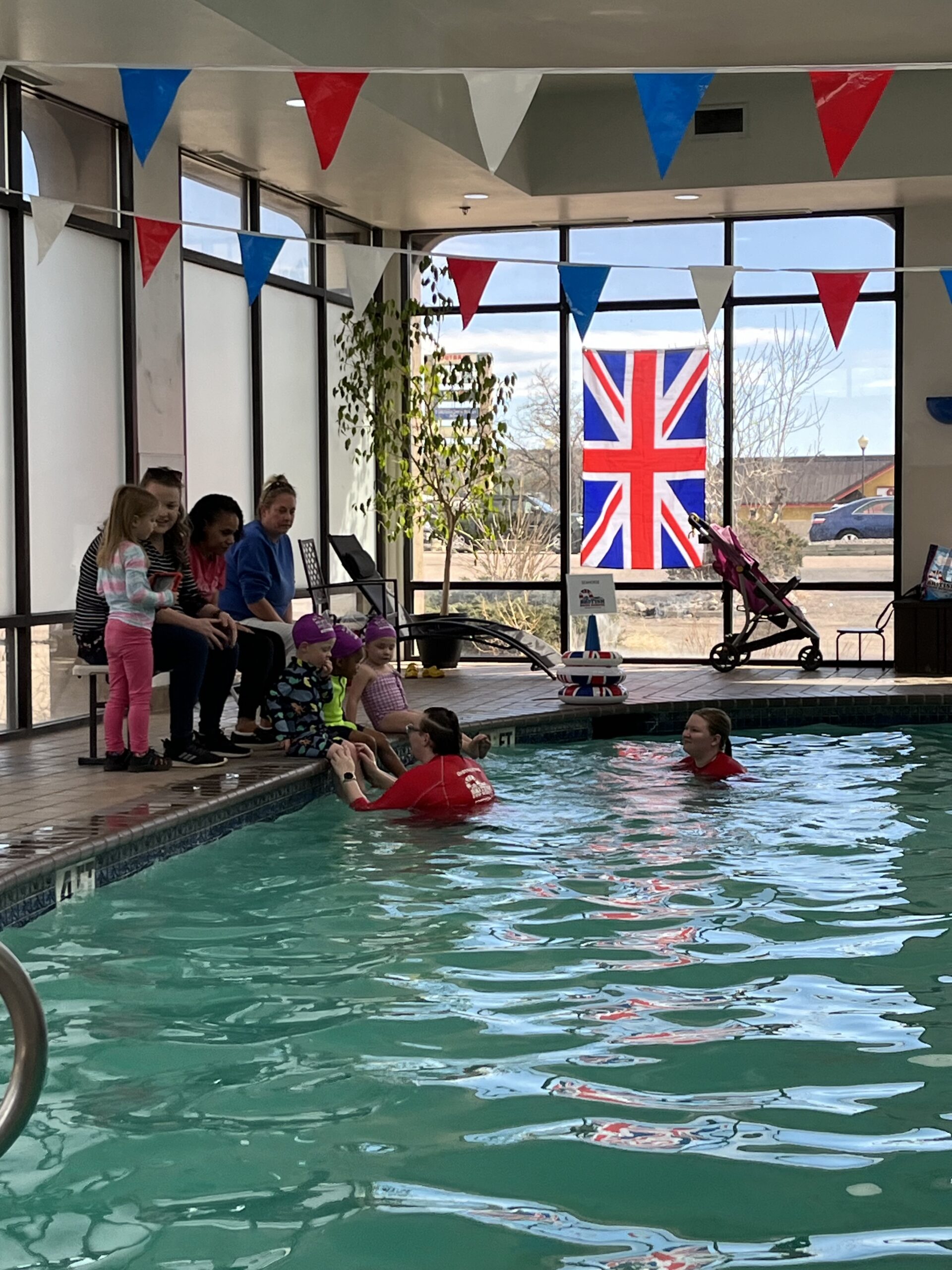 Clases de British Swim School en Spark by Hilton Colorado Springs West, con piscina cubierta climatizada, instructores certificados y clases de seguridad acuática para niños.
