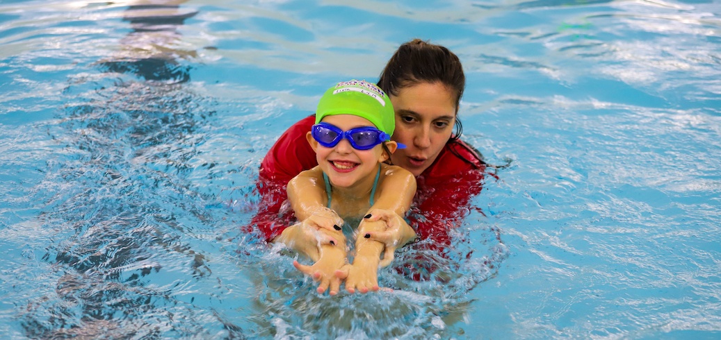 Swim instructor teaching a swimming lesson for kids