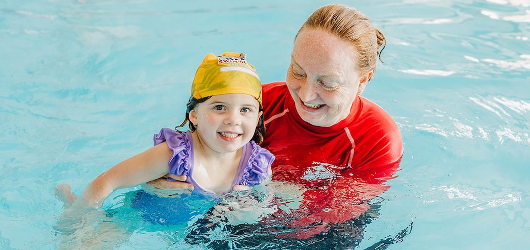 Swim instructor teaching a swimming lessons