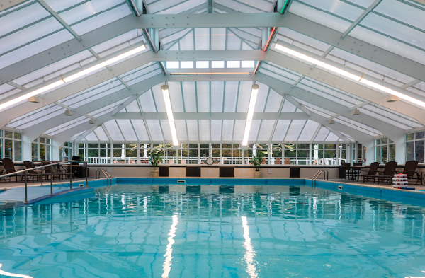 Imagen de una piscina cubierta vacía